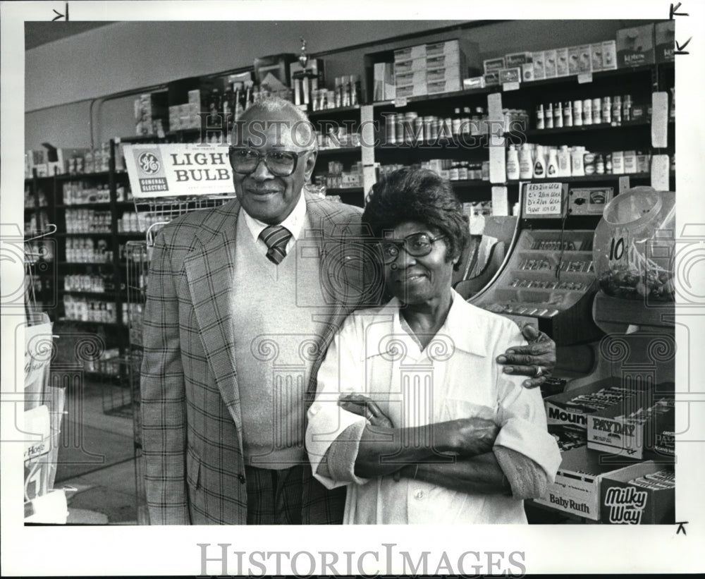 1986 Press Photo Phill and Josephine Gary in their store at 8101 Hough Ave. - Historic Images