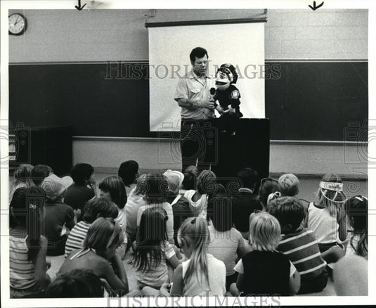 1985 Press Photo Officer Frank Gascone and puppet show at Mentor Safety Town.. - Historic Images