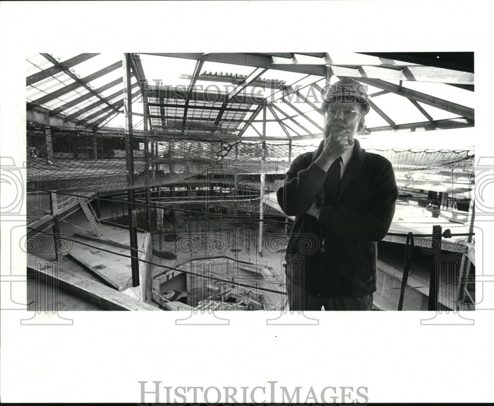 1984 Press Photo Jack Gearhart studies his work from a upper floor of TRW HQ - Historic Images