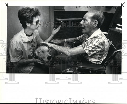 1985 Press Photo Roger Gardner & his dog Flynn do volunteer work at nursing home - Historic Images