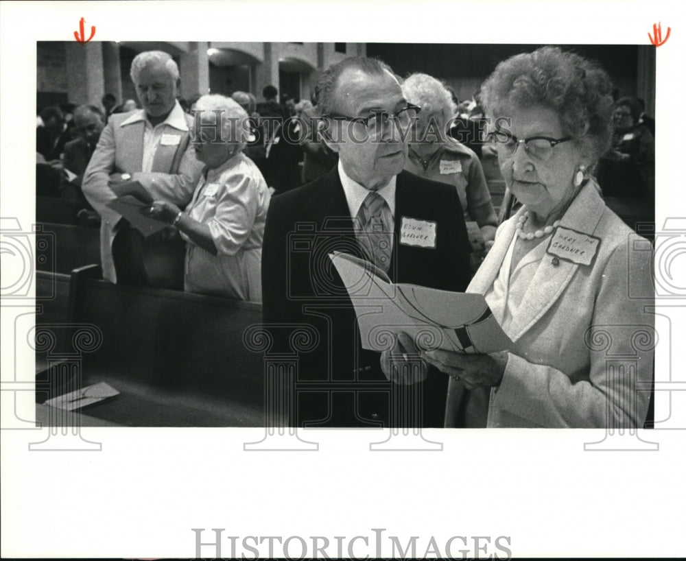 1981 Press Photo Mr and Mrs Edwin Gardner at worship service - Historic Images