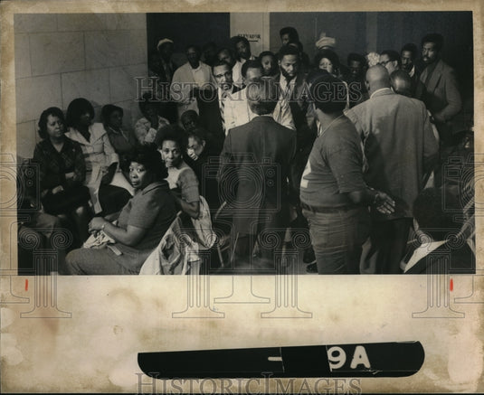 1975 Press Photo Lloyd F. Garey Police Chief meet with Black Leaders. - Historic Images