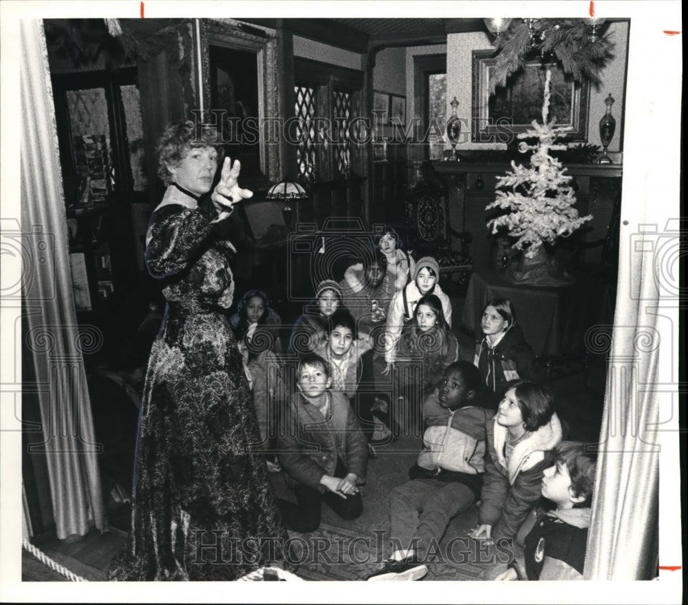1980 Press Photo Ellen Hatchkin and kids fro Cleveland Urban Community School. - Historic Images