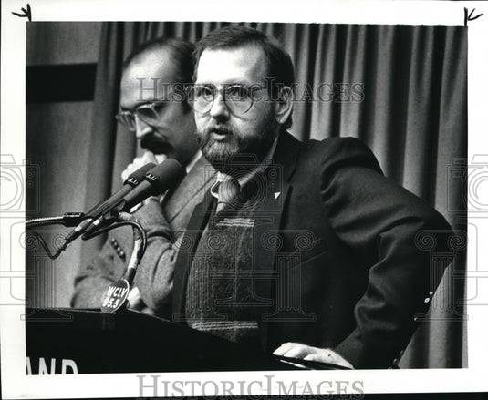1985 Press Photo Randy Gearhart talks on Aides ;Dr,Leonard Celebreiz background - Historic Images
