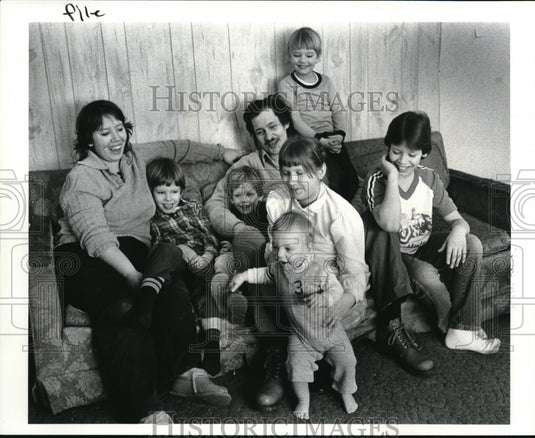 1985 Press Photo Geis family and children brought back home bu Welfare officials - Historic Images