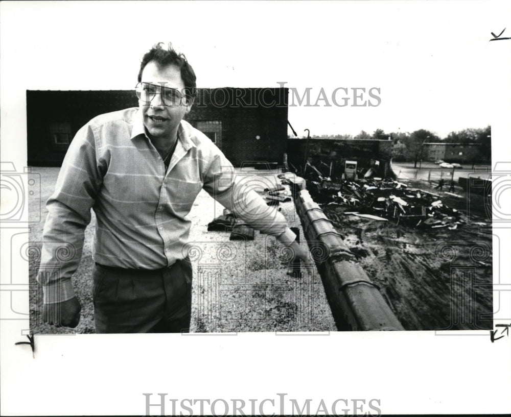 1986 Press Photo Eliot Gelb talked about the damaged part of the company. - Historic Images