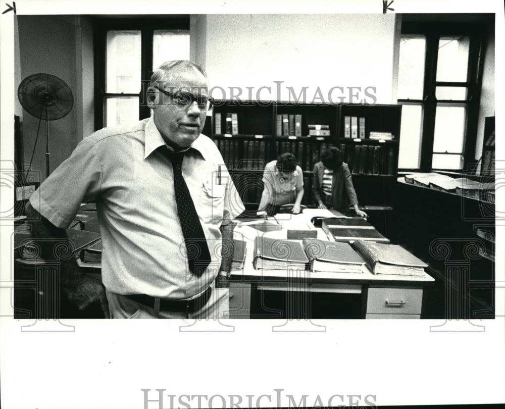 1985 Press Photo Ed Fern Office Of Vital Statistics City Hall - Historic Images