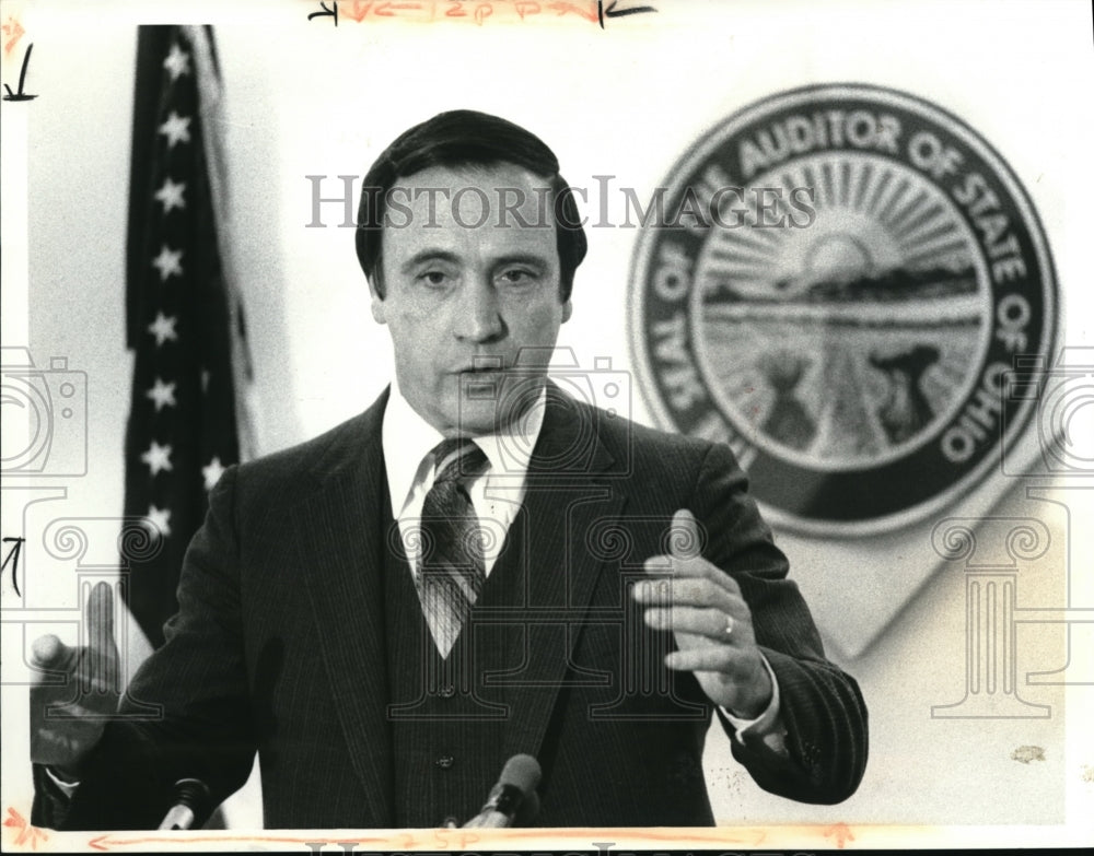 1981 Press Photo Auditor of the State Of Ohio Eurgeson Welfare Fraud investigate - Historic Images