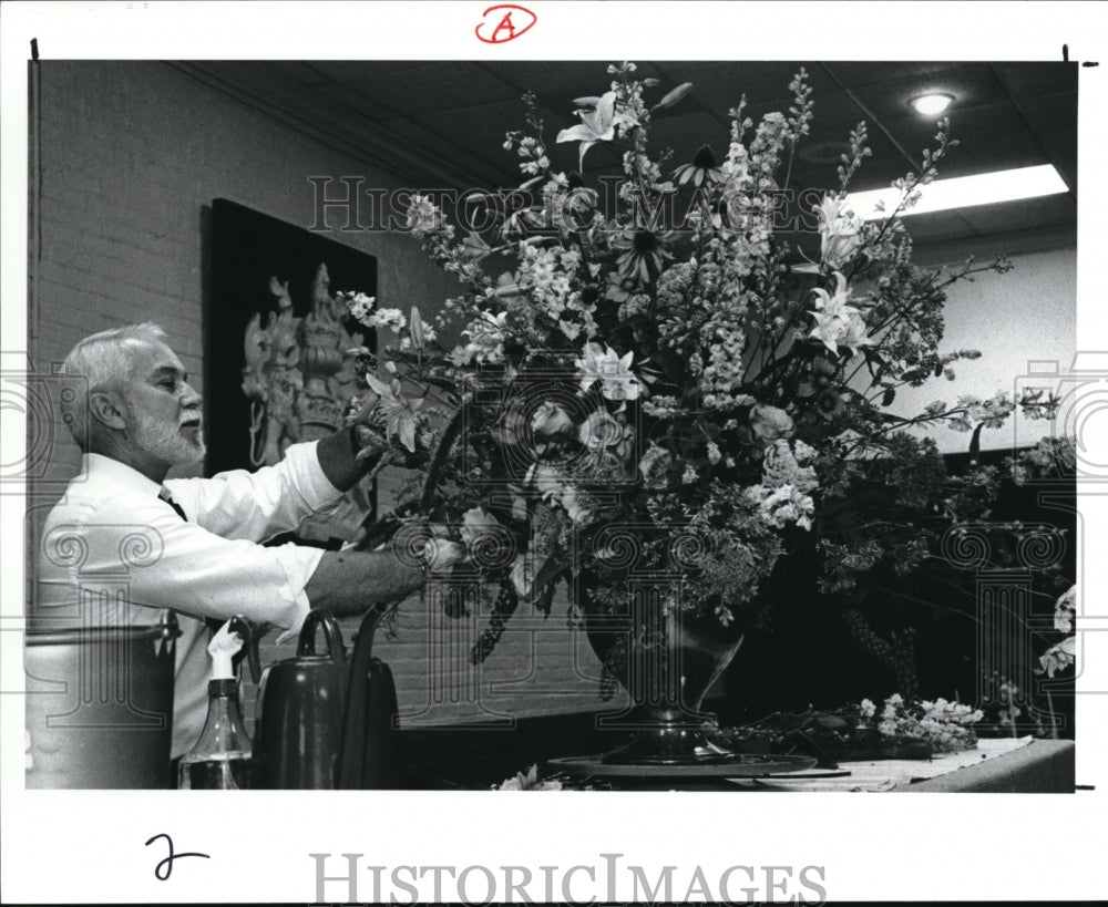 1989 Press Photo J. Barry Ferguson and Floral Arrangement. - Historic Images