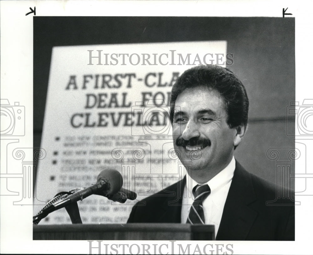 1984 Press Photo John J. Ferchill Developer at New conference at Bond Court. - Historic Images