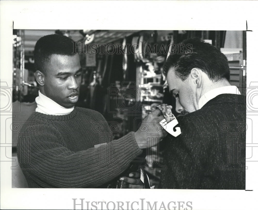 1987 Press Photo Grant Franklin, High School Senior working at Silvermans Mens - Historic Images