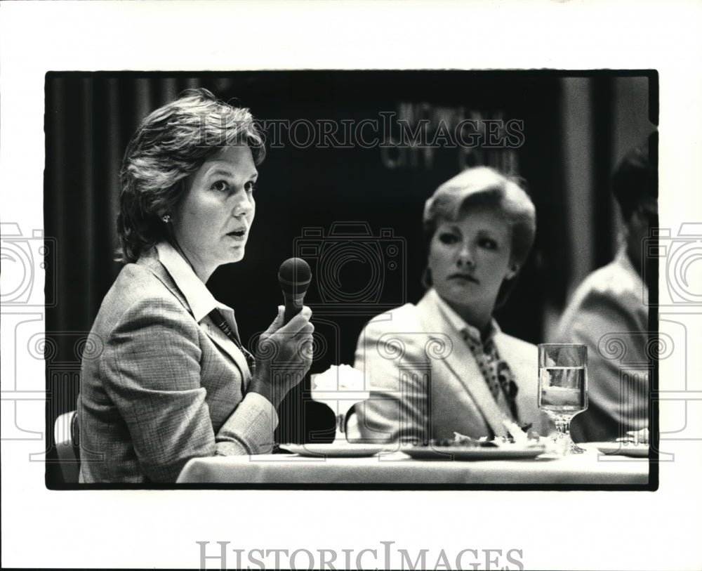 1983 Press Photo Annie Lewis Garda &amp; Nancy Deeter of Women&#39;s City Club - Historic Images