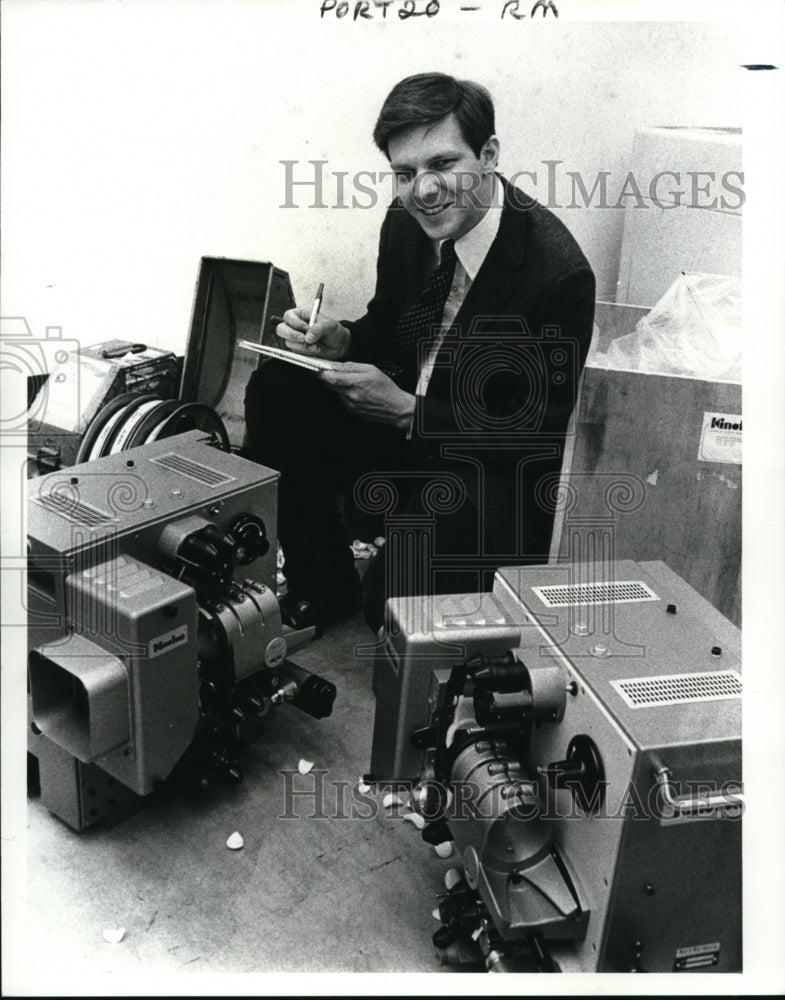 1986 Press Photo John Ewing of Museum of Art with Kinotone Projectors - Historic Images