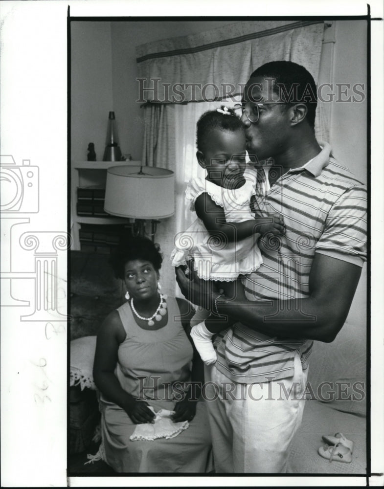 1989 Press Photo Oliver Ewell Kisses Daughter Vania Wife Venessa - Historic Images