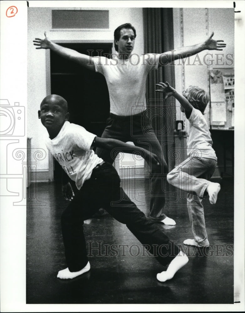 1989 Press Photo Tom Evert, Derrick Bell &amp; Luke Ockenden of Roxboro Elementary - Historic Images