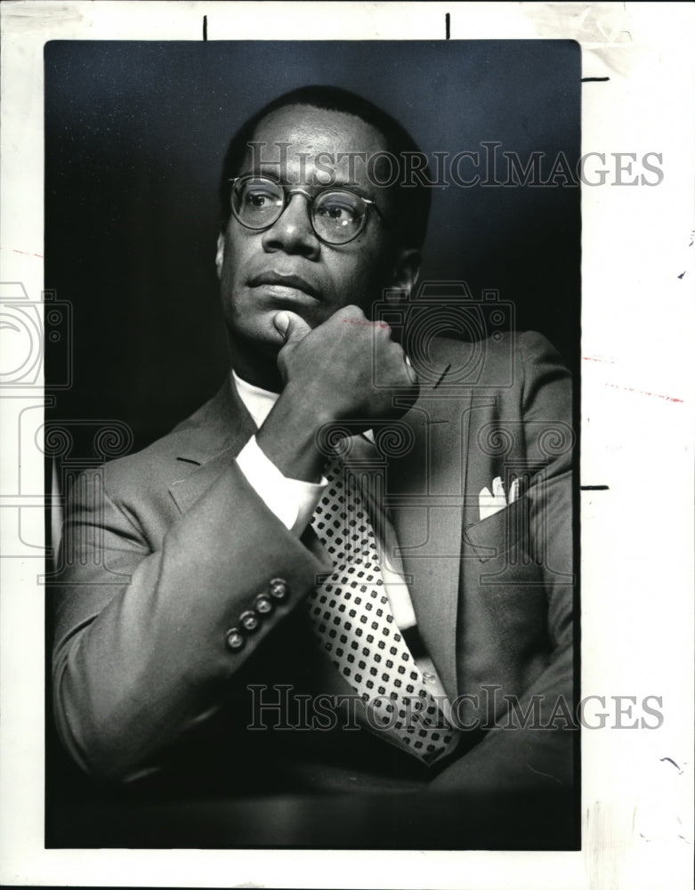 1983 Press Photo Thaddeus Garrett During Interview with Dick Peery - Historic Images