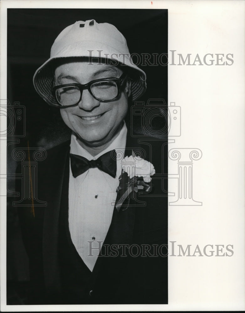 1977 Press Photo Dr John Gardner - Historic Images
