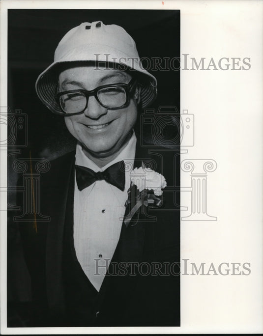 1977 Press Photo Dr John Gardner - Historic Images