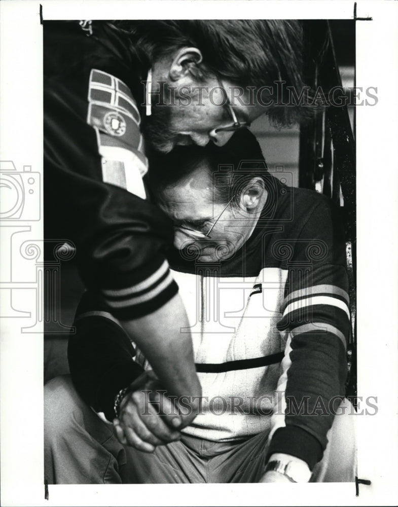 1989 Press Photo Robert Gedeon mourns - Historic Images