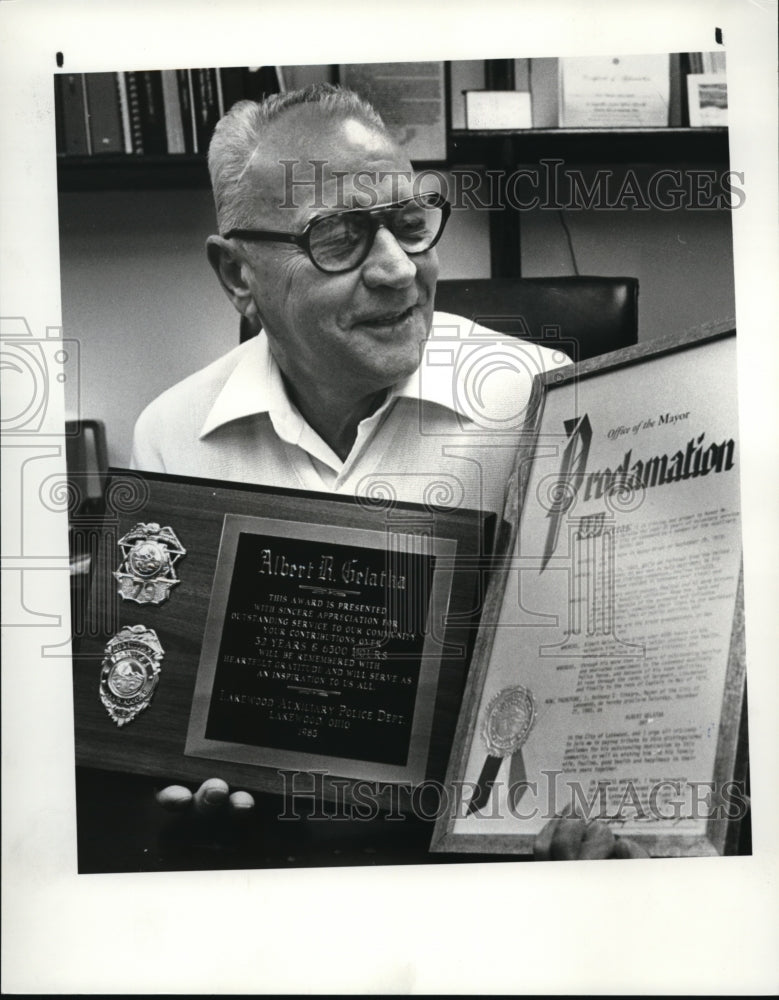 1985 Press Photo Albert R. Gelatka with Awards - Historic Images