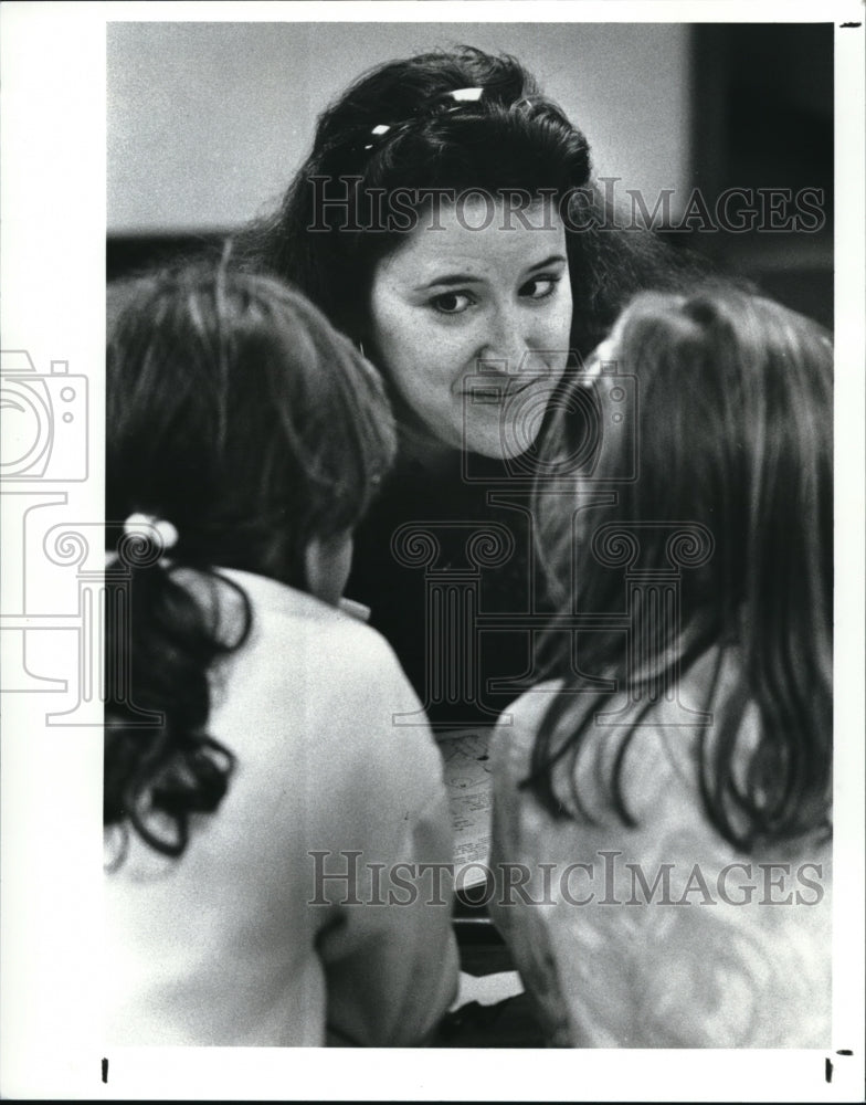 1988 Press Photo Toni Gelsomino reads riddles to children in latchkey Program - Historic Images