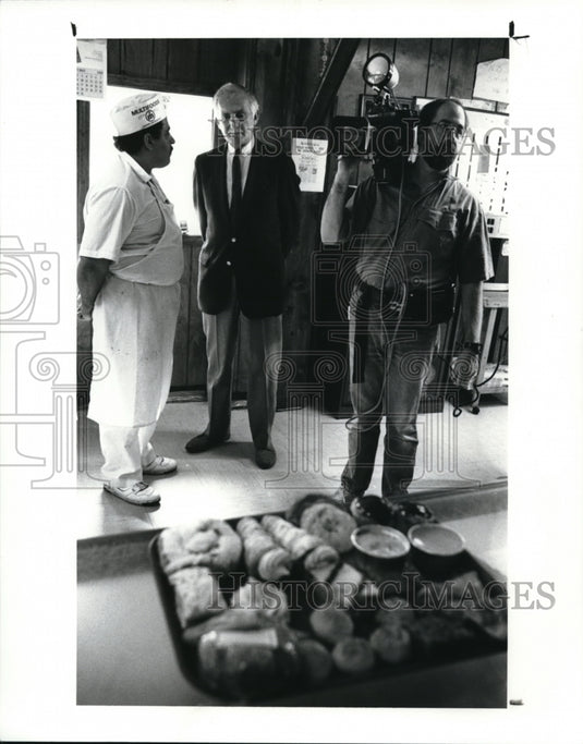 1989 Press Photo Maury Feren Talks With ANdy Morales Feren Show Channel 25 - Historic Images