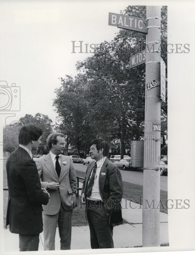 1977 Press Photo Richard Celeste, John Lynch, &amp; Edward Feighan on Street Corner - Historic Images