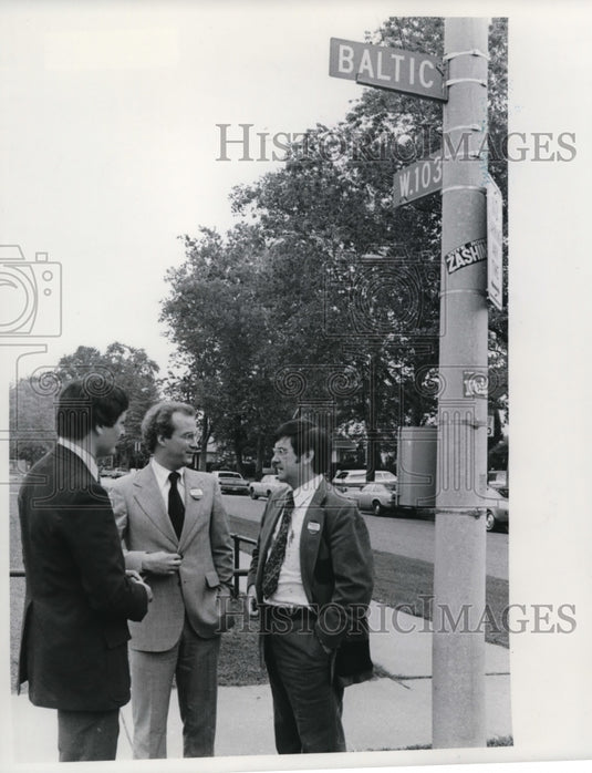 1977 Press Photo Richard Celeste, John Lynch, & Edward Feighan on Street Corner - Historic Images