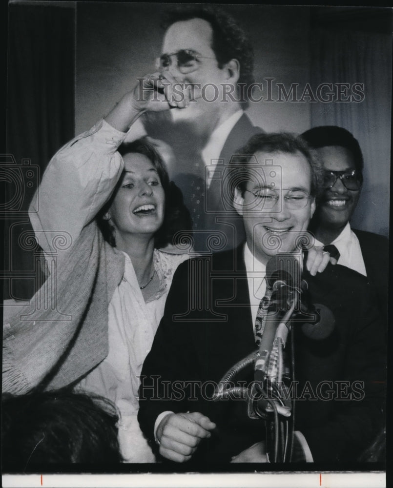 1977 Press Photo Edward F. Feighan and Wife Nadine Greet Supporters - Historic Images