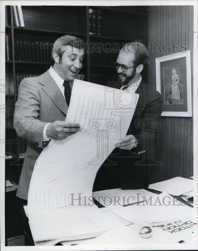 1977 Press Photo Abraham Feldesman &amp; Larry Bensinger, A. Feldesman &amp; Associates - Historic Images