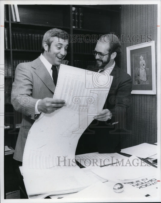 1977 Press Photo Abraham Feldesman & Larry Bensinger, A. Feldesman & Associates - Historic Images