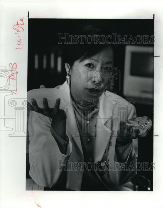 1991 Press Photo Dr. Jean-Lu Feng with Mt. SInai Hospital holds breast implants - Historic Images