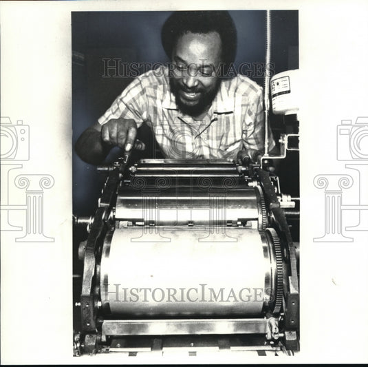 1983 Press Photo Charles H. Gettys Working on Addressograph Mulitgraph Model - Historic Images