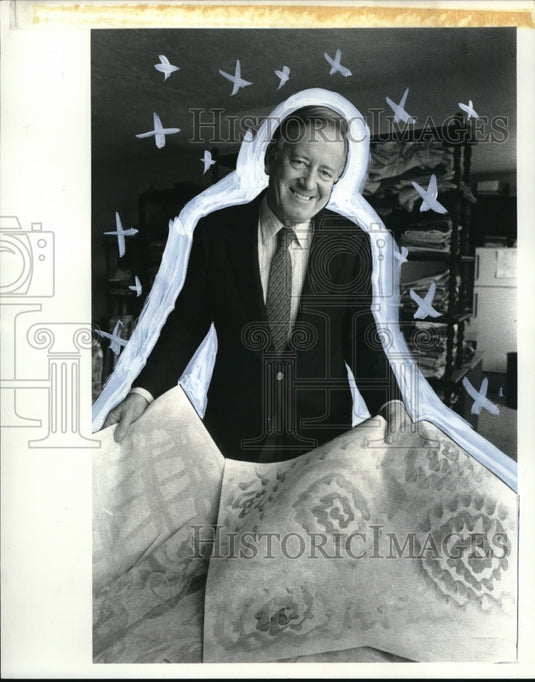 1984 Press Photo Ray Elias & his wall coverings - Historic Images