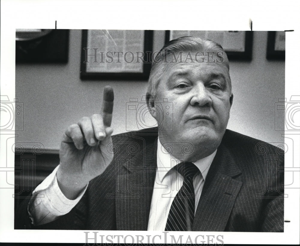 1989 Press Photo County Treasurer Francis Gaul answers questions about his ad - Historic Images