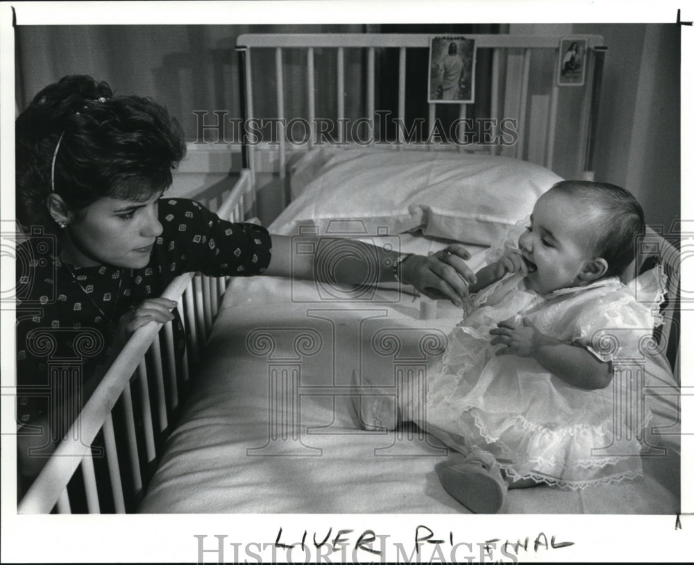 1989 Press Photo Toni Evans, plays with her daughter Elizabeth at the hospital - Historic Images