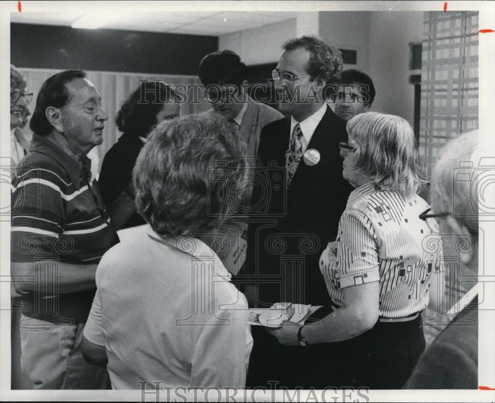 1977 Press Photo State Rep. Edward F. Feighan chats with residents of Euclid - Historic Images