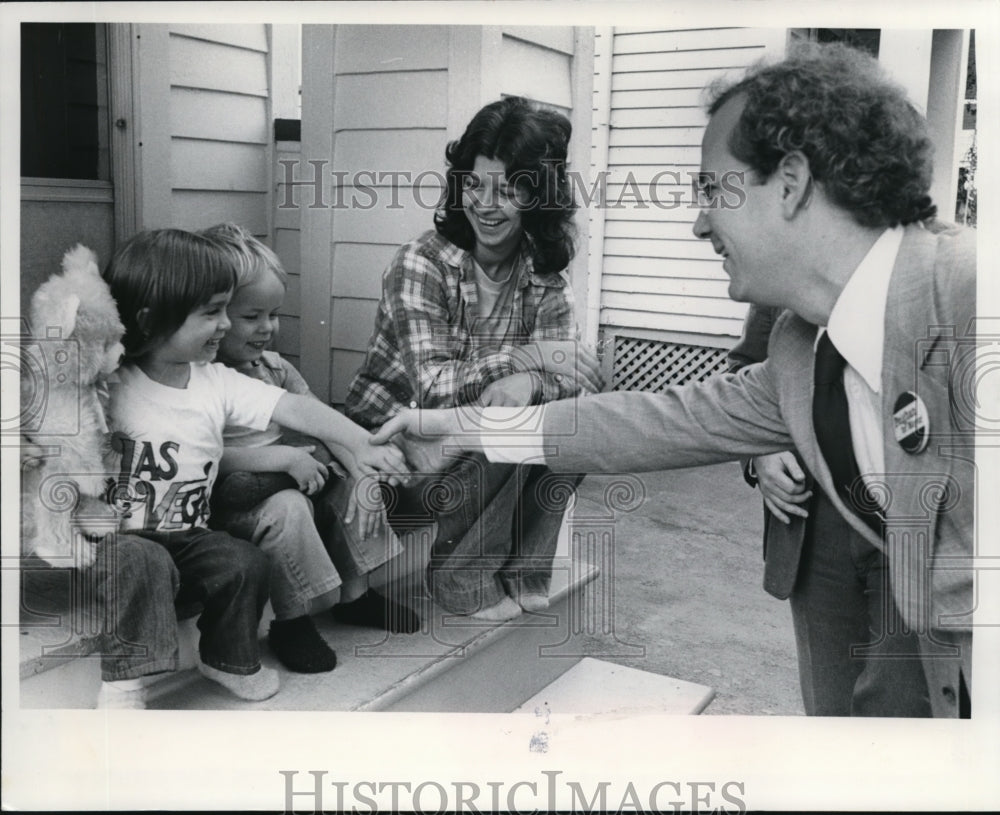 1977 Press Photo Congressman Edward Feighan of Ohio Shakes hands with Youngsters - Historic Images