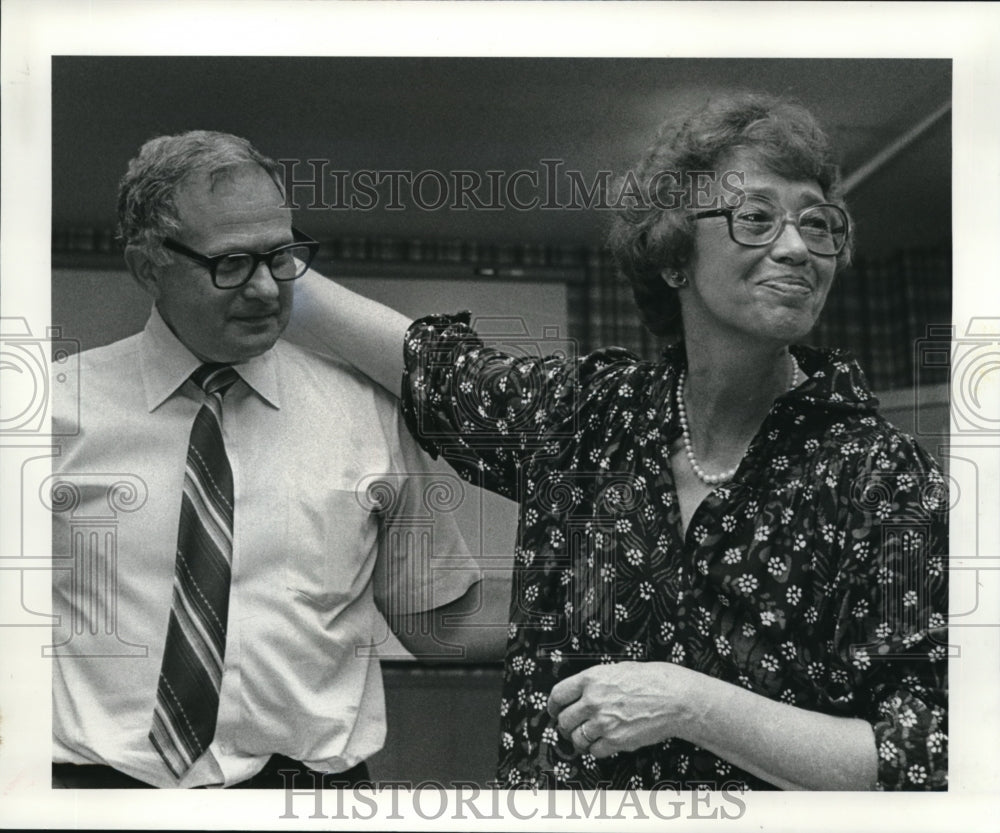 1982 Press Photo Naomi Feil and Edward Feil at Cuyahoga County Nursing Home. - Historic Images