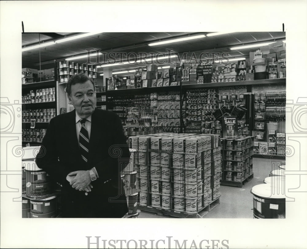 1985 Press Photo Steve Feinstein President on Paint Dept.of Do It Yourself Store - Historic Images