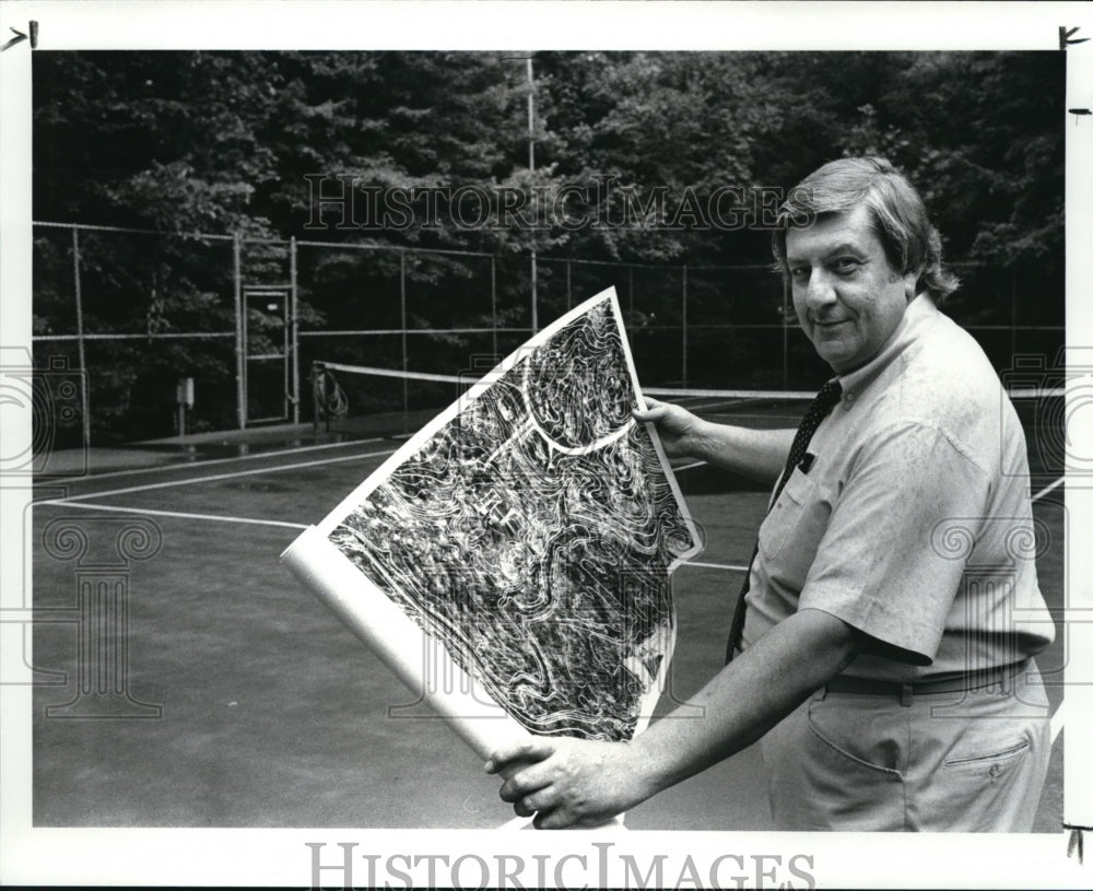 1986 Press Photo Bruce Felder and the Tennis Court of Pepper Pike. - Historic Images