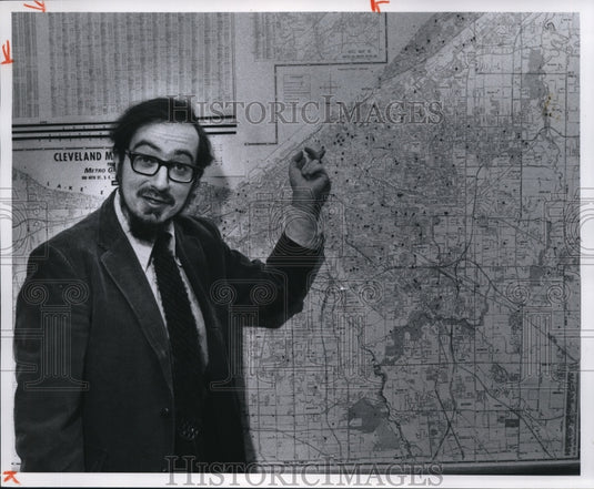 1976 Press Photo Prof. Saul Feldman Director of Cleveland Area Survey. - Historic Images