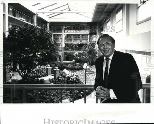 1989 Press Photo Hervey A. Feldman Pres. & CEO of Embassy. - Historic Images