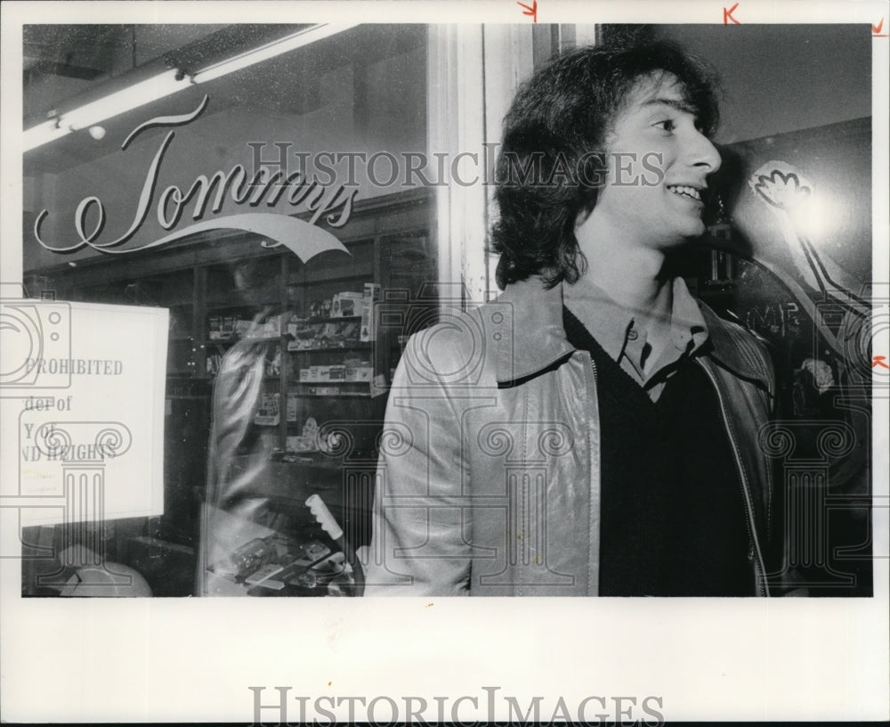 1977 Press Photo Tommy Fello closing his restaurant - The Running Onion - Historic Images