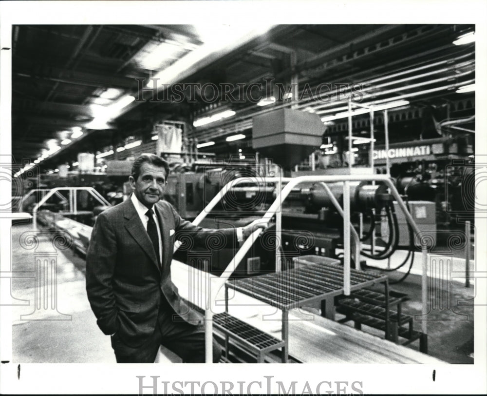 1988 Press Photo Rubbermaid Chairman Stanley Gault - Historic Images