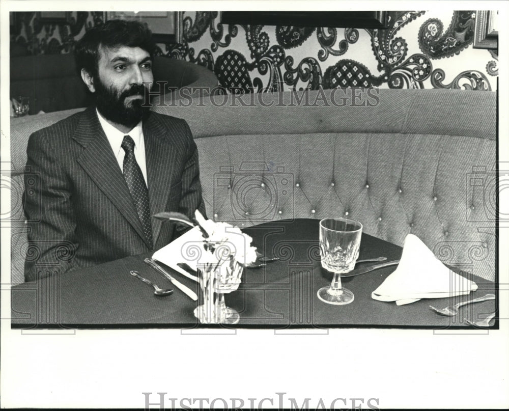 1982 Press Photo Morad Ghodooshim at Inner Circle Restaurant - Historic Images