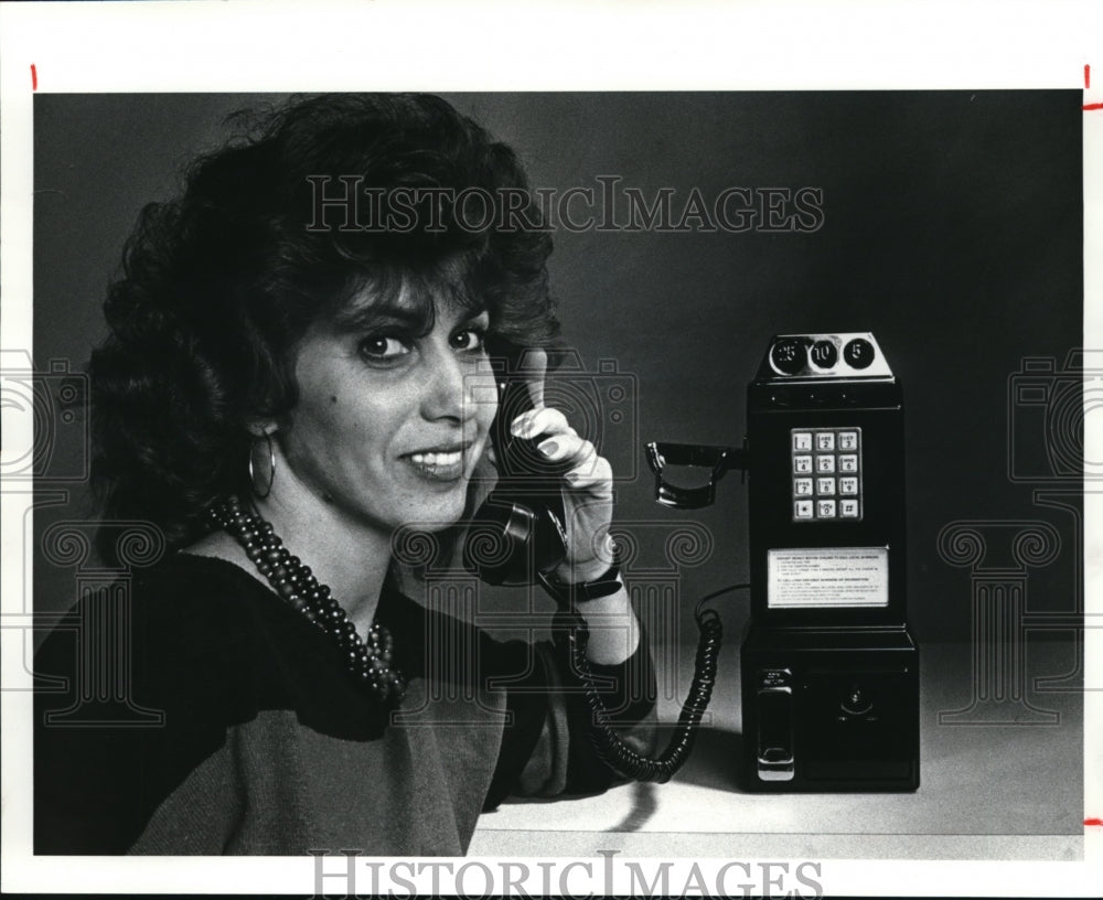 1987 Press Photo Claire Fenrich shown with mini Pay Phone. - Historic Images