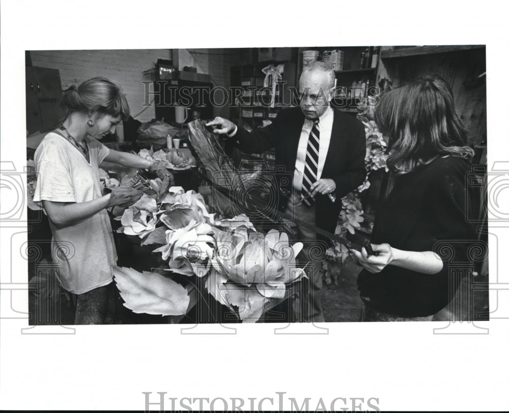 1988 Press Photo John Ezell Great Lakes Set Designer Talks With Beth Wolfe - Historic Images