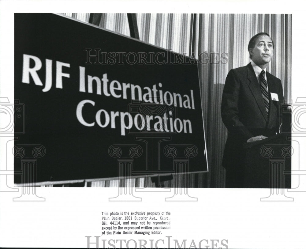 1988 Press Photo Richard Fasenmyer Pres CEO RJF International Corp - Historic Images