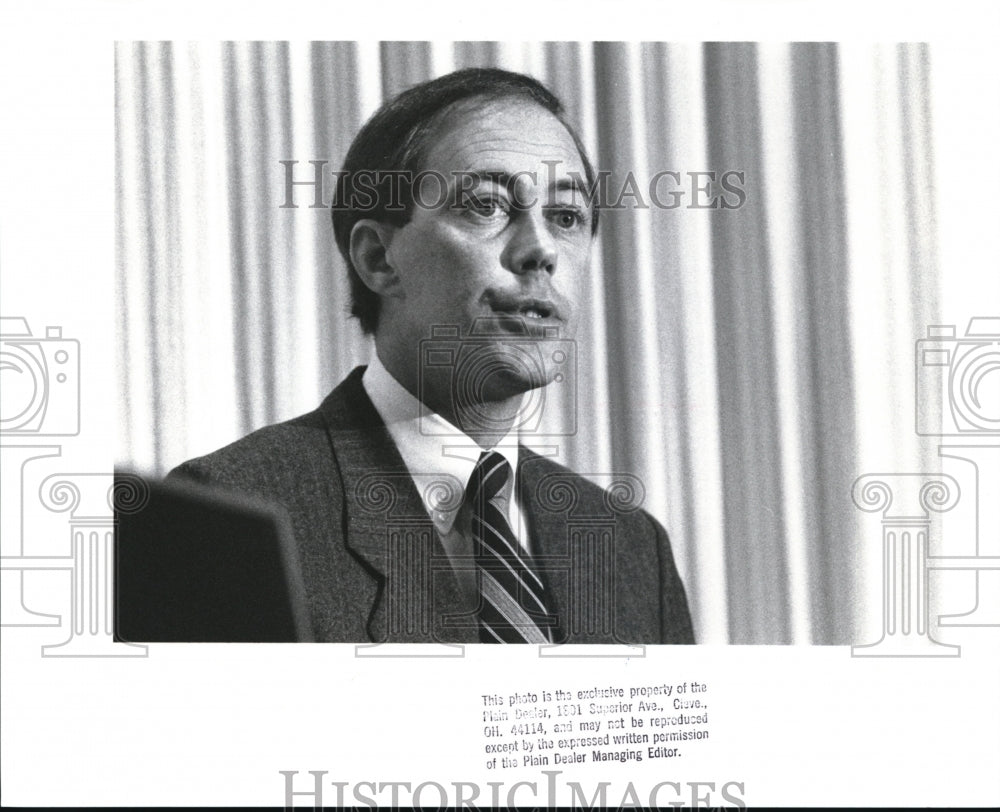 1988 Press Photo Richard Fasenmyer Pres and CEO RJF International Corp - Historic Images